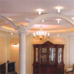 Пример сочетания элементов лепнины и декора, разнообразных типов световых элементов с белым матовым натяжным потолком